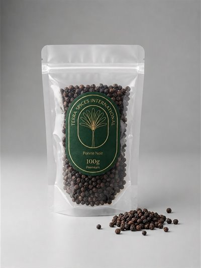Sachet Terra Spices de poivre noir, 100 g, grains disposés devant le sachet