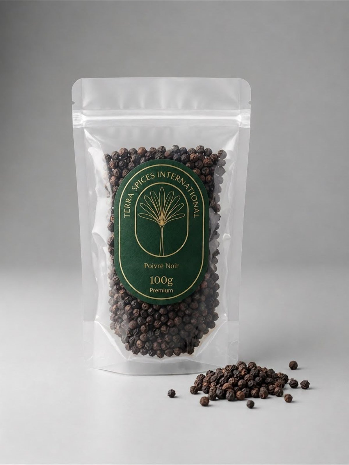 Sachet Terra Spices de poivre noir, 100 g, grains disposés devant le sachet