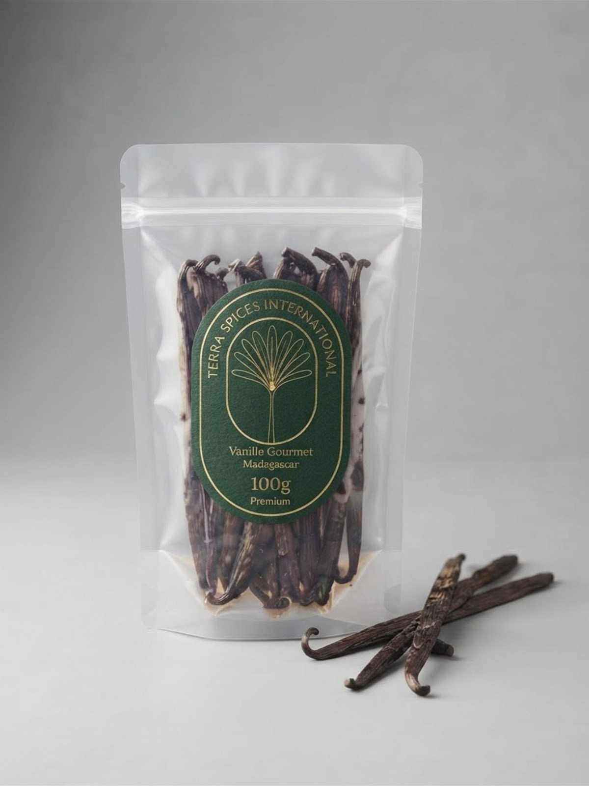 Sachet Terra Spices de vanille Gourmet de Madagascar, 100 g, gousses disposées devant le sachet