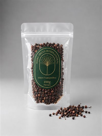 Sachet Terra Spices de poivre Voatsiperifery, 100 g, baies disposées devant le sachet